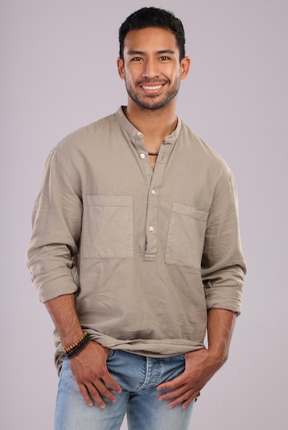 Foto feliz confiado y retrato de un apuesto hombre asiático aislado en un fondo gris en un estudio moda elegante y joven modelo japonés con ropa moderna y atractiva en un telón de fondo