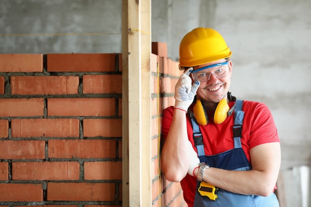 Feliz constructor se encuentra en ladrillo y sonrisas.