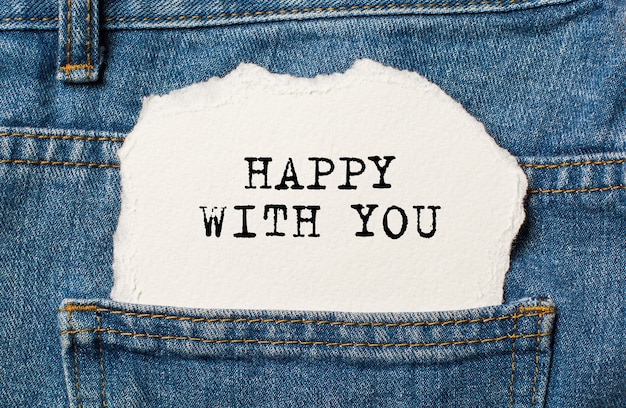 Feliz contigo sobre fondo de papel rasgado en jeans amor y concepto de San Valentín