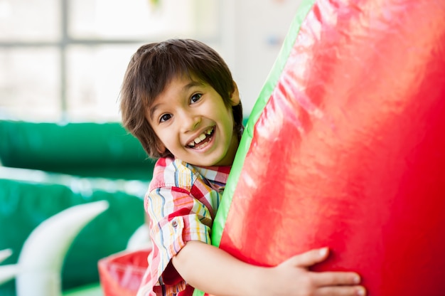 Feliz, crianças, em, indoor, pátio recreio