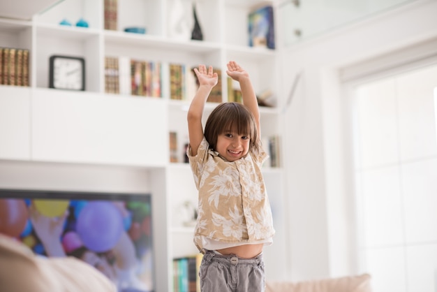 Feliz, crianças, tendo divertimento, e, posar, em, novo, modernos, lar