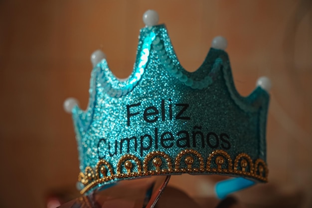 Foto feliz cumpleaños. la corona con luces.