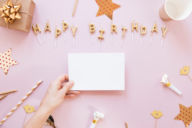 Foto feliz cumpleaños letras sobre fondo rosa con tarjeta vacía