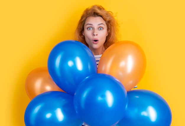 Feliz cumpleaños mujer sostenga globos en estudio mujer sorprendida con globo para fiesta de cumpleaños