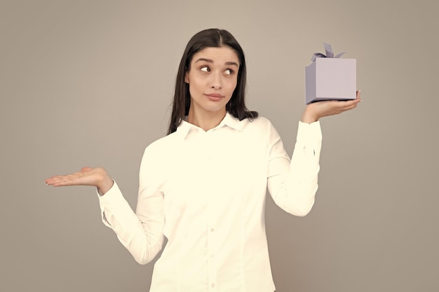 Feliz cumpleaños Mujer sosteniendo caja de regalo con cinta Retrato de estudio sobre fondo gris