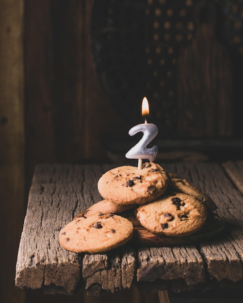 Feliz cumpleaños número 2 con galletas de chocolate