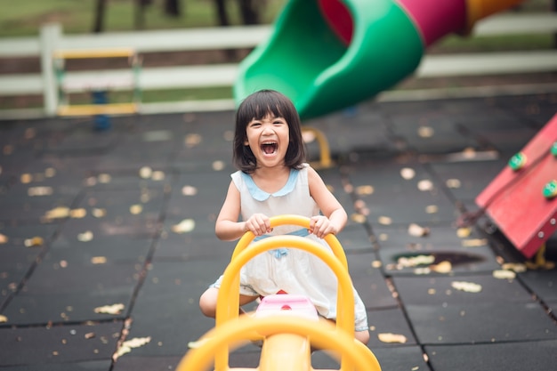 Feliz, cute, filhos, tendo divertimento, em, pátio recreio