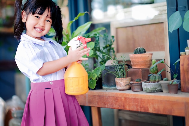 Feliz, cute, menina asiática, desfrutando, com, atividades jardinagem