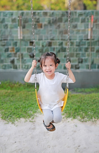 Feliz, cute, menininha, ligado, balanço, parque