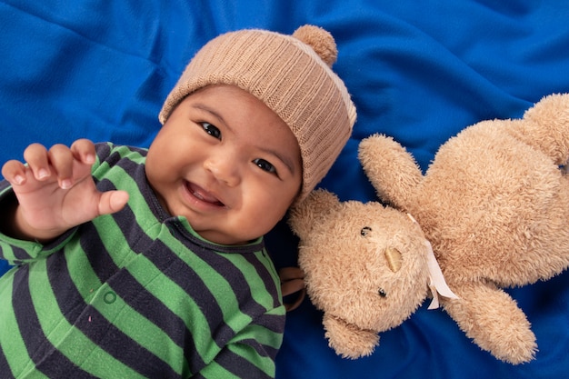 Feliz, cute, pequeno, menino bebê, mentindo, ligado, cobertor azul, e, sorrindo