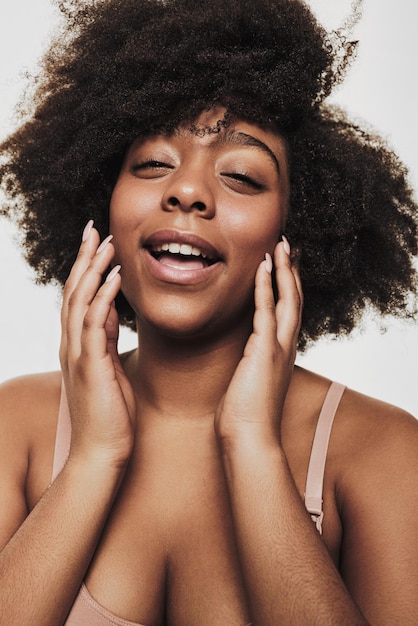 Feliz dama negra con cabello afro y piel perfecta