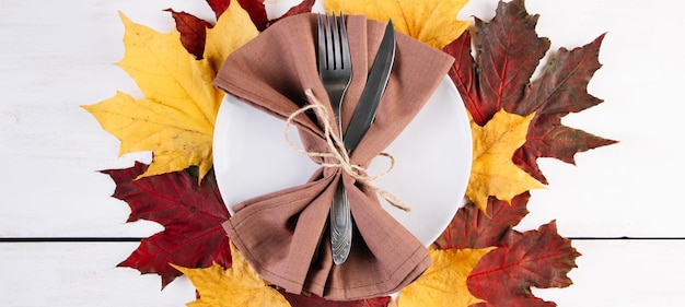 Feliz Día de Acción de Gracias mesa festiva sobre fondo blanco.