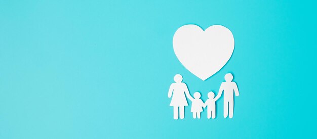 Feliz dia da família recorte em forma de papel com pai mãe filhos e coração dia internacional das famílias amor acolhedor em casa Conceitos de caridade e doação de seguro adotivo