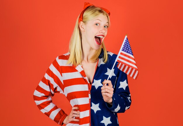 Feliz Dia da Independência. Feriado patriótico. Menina sorridente com bandeira americana. EUA celebram 4 de julho.