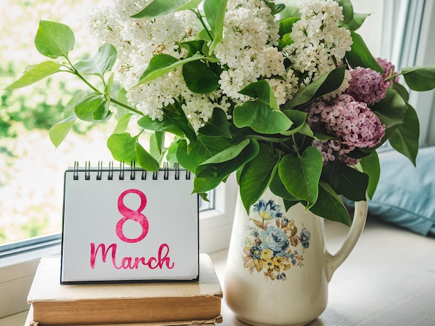 Feliz Dia da Mulher Lindas flores e inscrição de parabéns