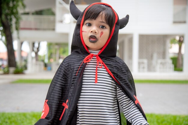 Feliz dia das bruxas! a menina bonitinha com fantasia de halloween