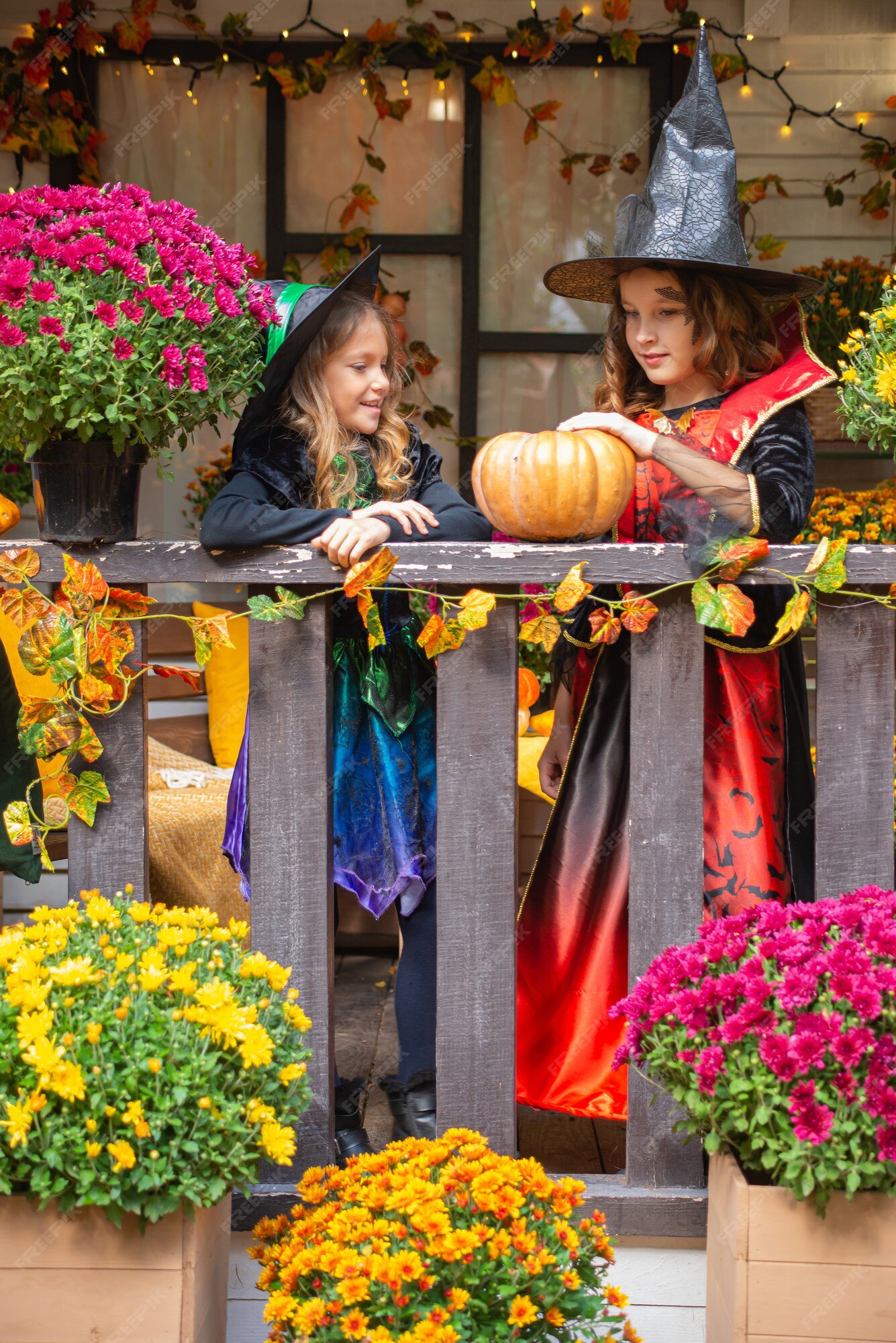 Crianças Na América Celebram O Dia Das Bruxas Engraçado Grupo De Amigos  Crianças Numa Fantasia De Halloween Na Festa De Halloween Foto de Stock -  Imagem de bonito, livro: 161170756