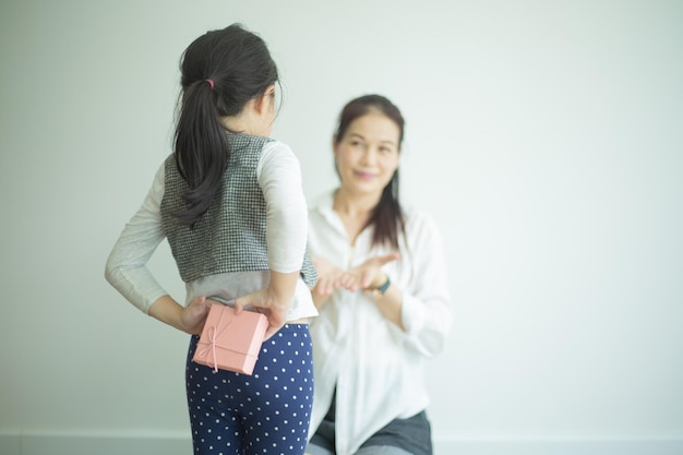 Feliz dia das mães A filha da criança está parabenizando a mãe e dando um presente