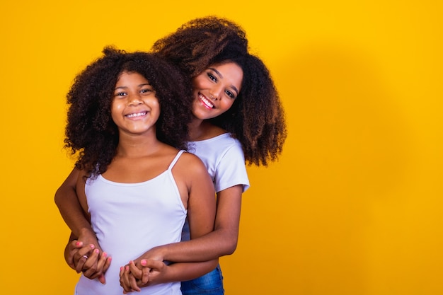 Feliz Dia das Mães! Adorável doce jovem afro-americana mãe com filha pequena.