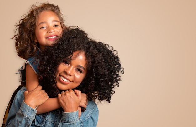 Feliz Dia das Mães! Adorável doce jovem afro-americana mãe com filha pequena.