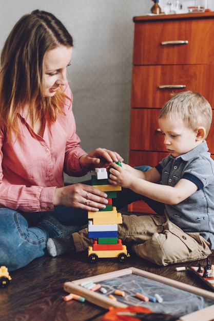 Feliz dia das mães criança criança filho e mãe jogar em casa