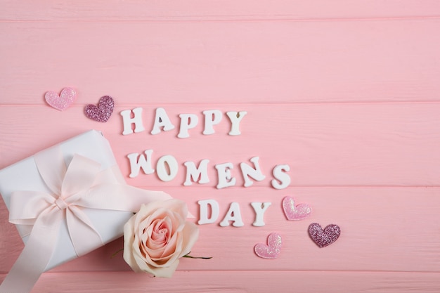 Feliz Dia das Mães, decorações rosa, flores e presentes em fundo rosa