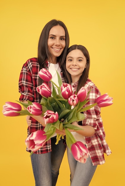 Feliz dia das mães e das mulheres primavera buquê de flores presente infância e maternidade