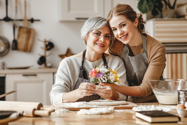 Feliz dia das mães família avó velha sogra e filha da nora felicitam pelo feriado dar flores