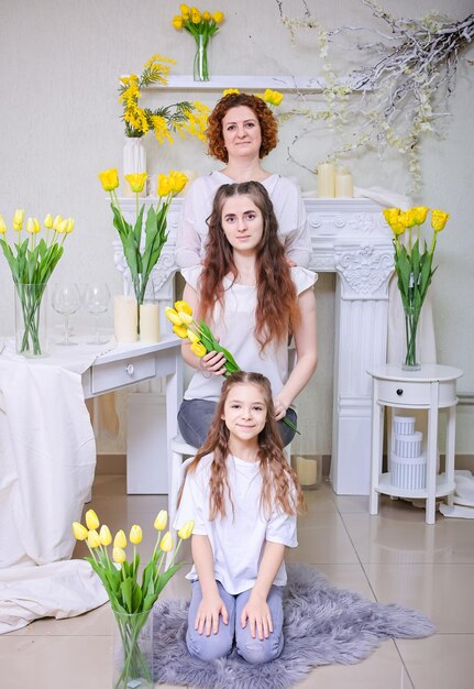 Feliz Dia das Mães Filhas felicitam sua mãe no Dia da Mulher em 8 de março Feriado familiar