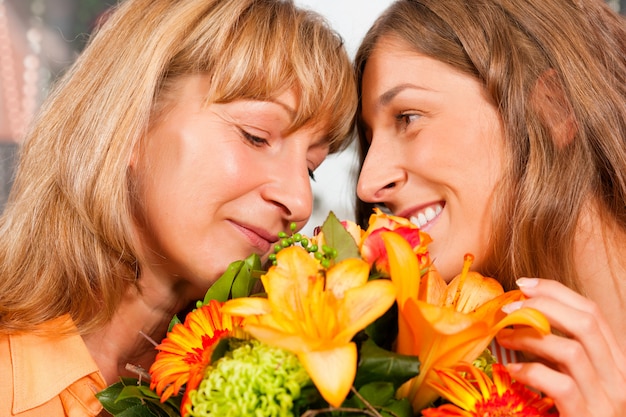 Feliz dia das mães - flores e mulheres