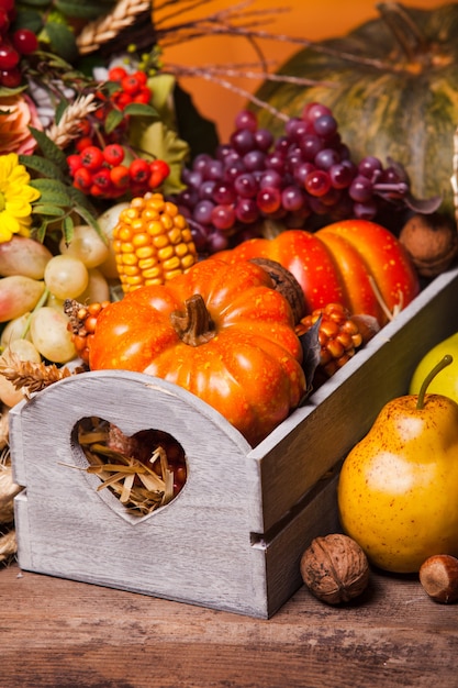 Feliz dia de Ação de Graças ainda vida. Frutas, nozes e vegetais, colheita de outono na mesa