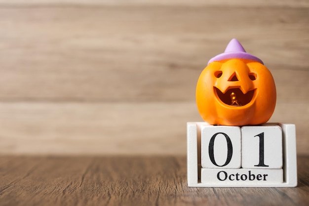 Feliz dia de halloween com abóbora lanterna jack o e calendário de 1 de outubro truque ou ameaça olá outubro outono outono festa festiva e conceito de férias