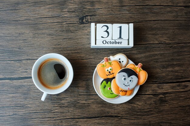 Feliz dia de Halloween com biscoitos, café e calendário de 31 de outubro em fundo branco. Truque ou ameaça, Olá outubro, outono outono, conceito festivo, festa e feriado