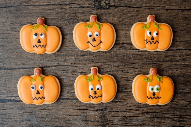 Feliz dia de Halloween com biscoitos engraçados em fundo de mesa de madeira Truque ou Ameaça Olá outubro outono outono Festa festiva e conceito de férias