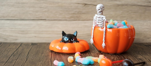 Feliz dia de Halloween com tigela de abóbora de doces fantasma Jack O lanterna e foco seletivo decorativo Truque ou Ameaça Olá outubro outono outono Festa festiva e conceito de férias