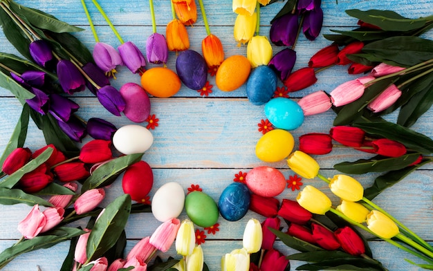 Feliz dia de Páscoa e fundo de primavera