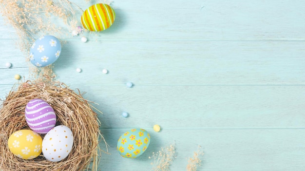 Feliz dia de páscoa Ovos de Páscoa em fundo de madeira