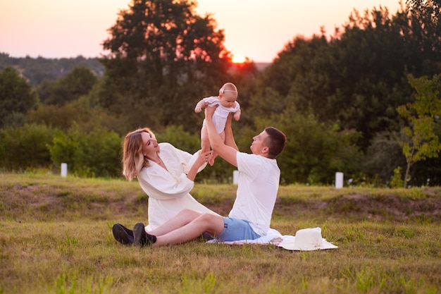 Feliz dia de verão da família jovem ao ar livre