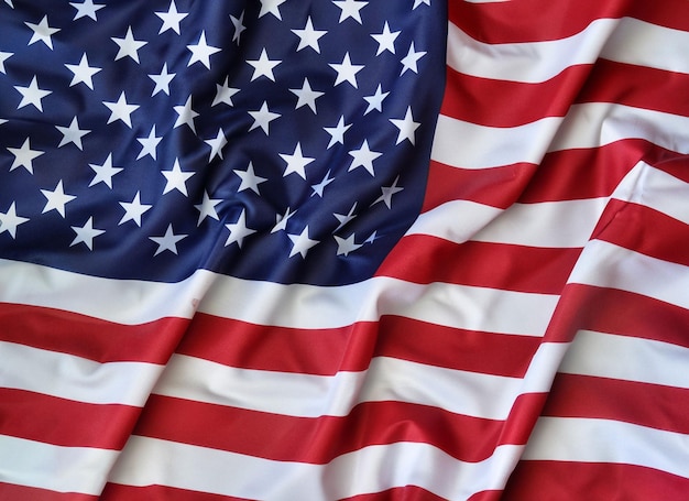 Foto feliz dia do memorial conceito feito de bandeira americana vintage em fundo branco de madeira