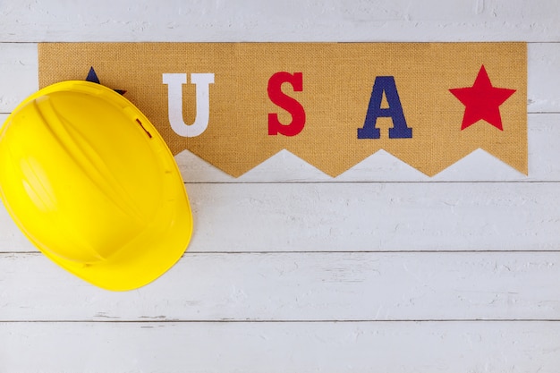 Feliz dia do trabalho americano patriótico dos eua e capacete amarelo