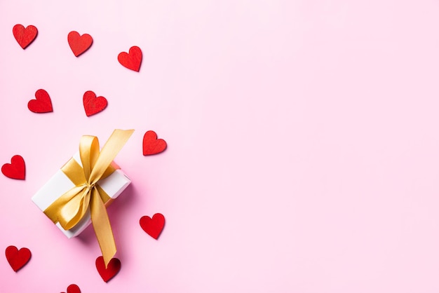 Feliz dia dos namorados caixa de presente de fundo com fita em arco e composição de corações vermelhos para o amor