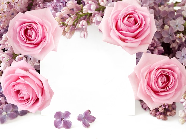 feliz dia dos namorados com rosas e buquê de flores lilás