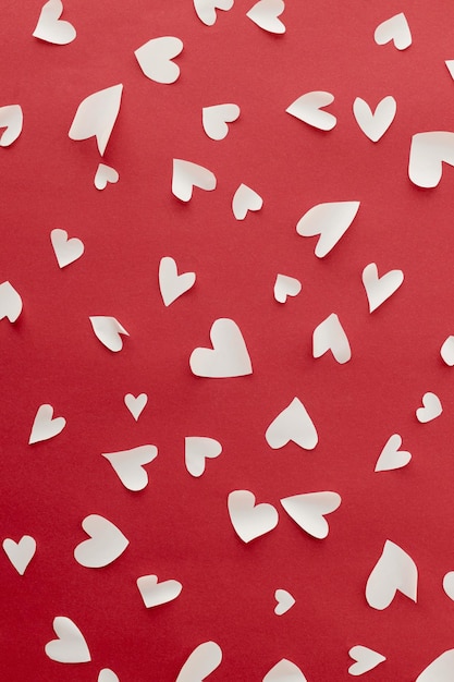 Foto feliz dia dos namorados composição elegante de corações em fundo vermelho plano conceito de amor
