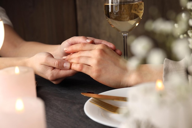 Feliz dia dos namorados jantar na mesa de madeira escura