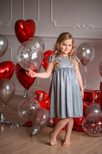 Feliz dia dos namorados! linda garota de vestido vermelho com balões e confetes