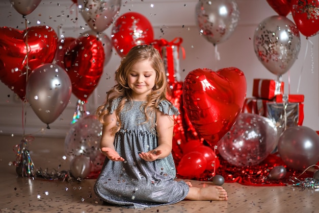 Feliz Dia dos namorados! linda garota de vestido vermelho com balões e confetes