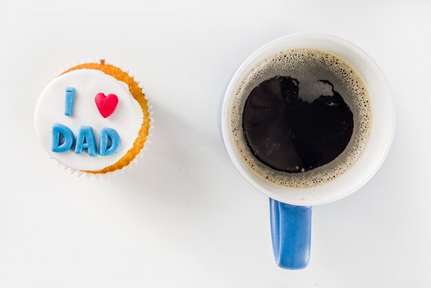 Foto feliz dia dos pais com cupcake e café