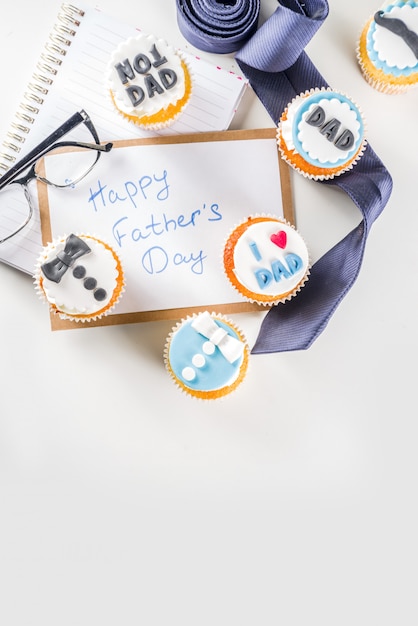 Feliz dia dos pais com cupcakes e presentes