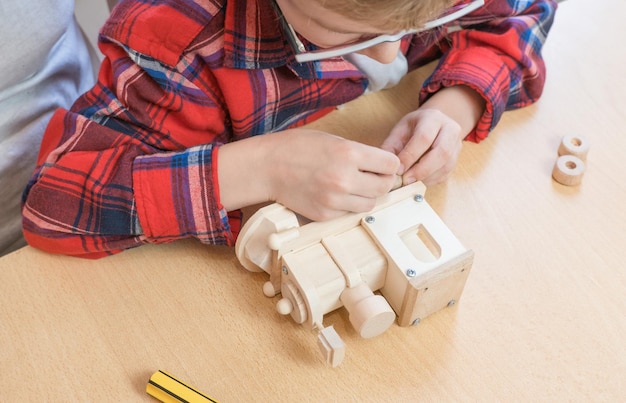 Feliz dia dos pais e conceito de infância Close de um pai e um filho menino em óculos trabalham com a mão