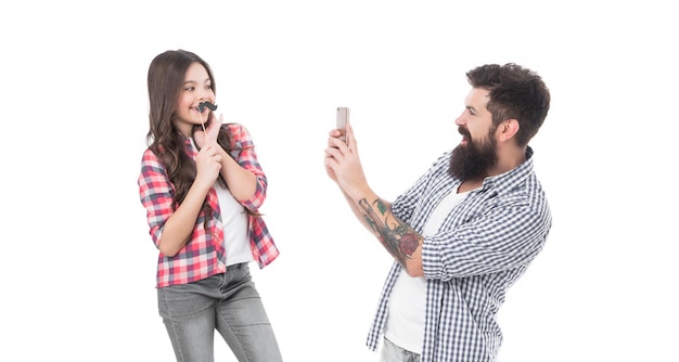 Feliz dia dos pais para meu pai Barbudo tira foto de menina com bigode falso Dia dos pais